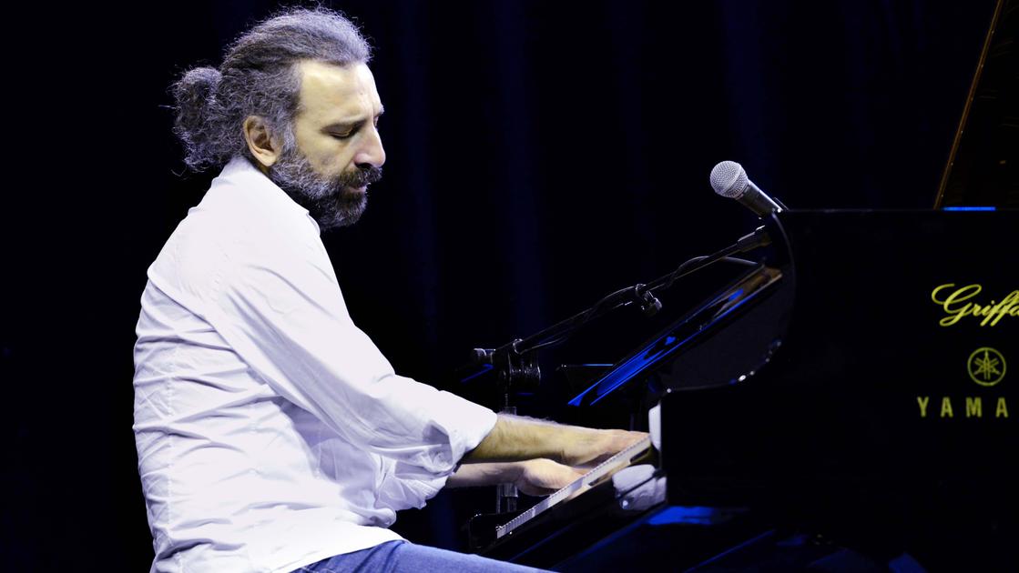 Stefano Bollani e il suo dream team a Milano: “Serata di sorprese ed emozioni Un viaggio insieme al pubblico” Stefano Bollani e il suo dream team a Milano: “Serata di sorprese ed emozioni Un viaggio insieme al pubblico”