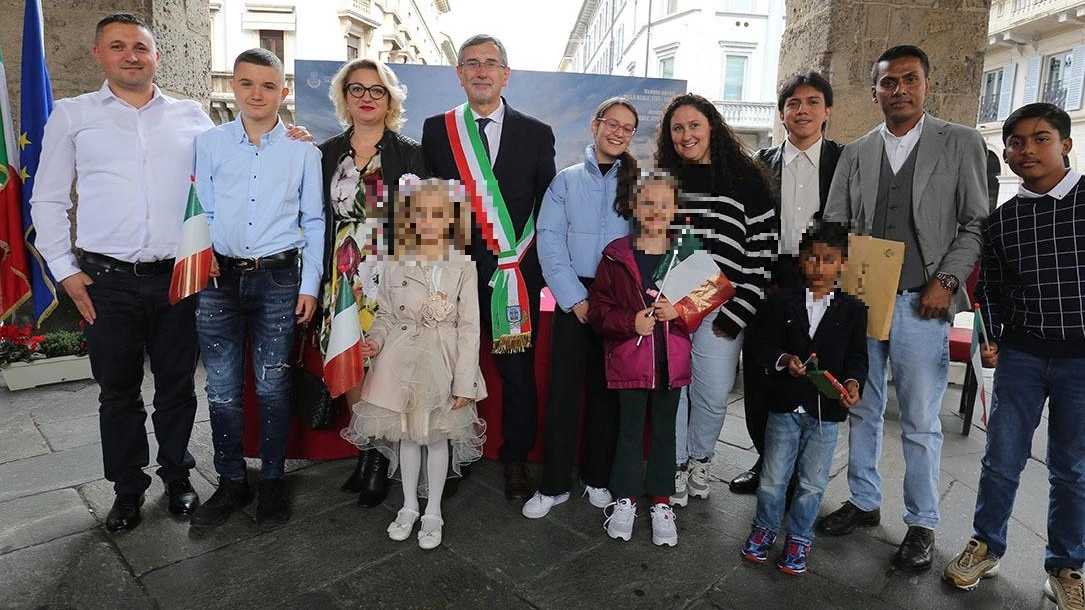 Il giuramento di fedeltà alla Repubblica e la consegna della cittadinanza. Le quattro famiglie: "Non ci sentiamo stranieri, questa è la nostra casa" Il giuramento di fedeltà alla Repubblica e la consegna della cittadinanza. Le quattro famiglie: "Non ci sentiamo stranieri, questa è la nostra casa"