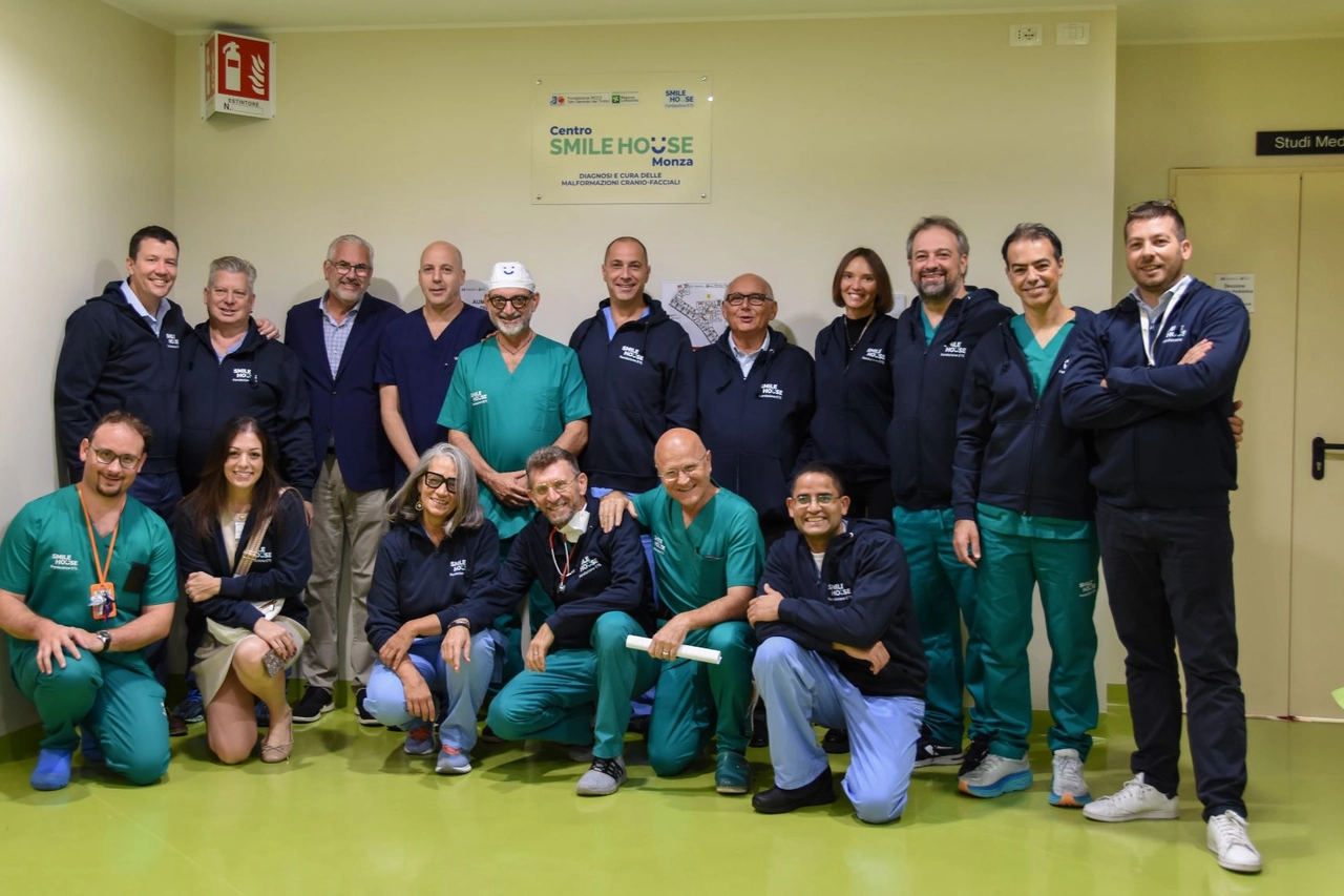 L'equipe internazionale che ha eseguito l'operazione al San Gerardo di Monza dove Smile House Fondazione ETS ha coordinato un progetto medico e umano di grande complessità avviato 10 mesi fa, in cui è stato possibile pianificare ogni fase dell’operazione