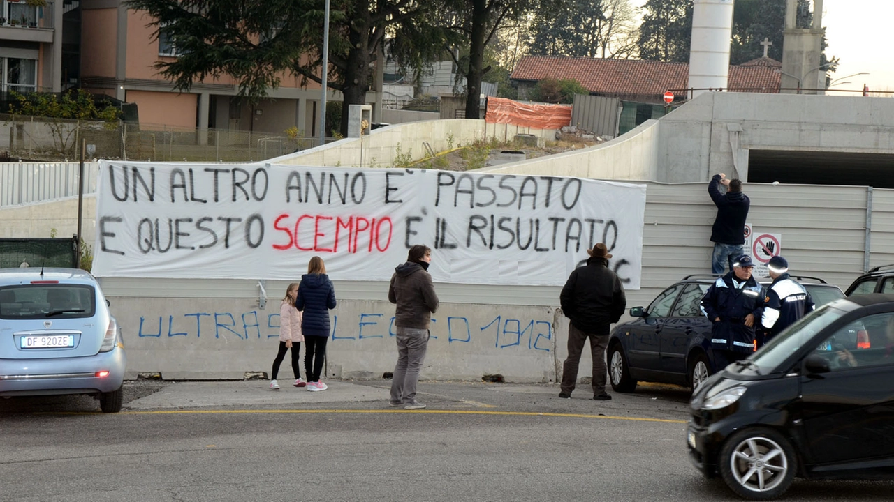 Una delle tante proteste dei residenti contro il cantiere infinito