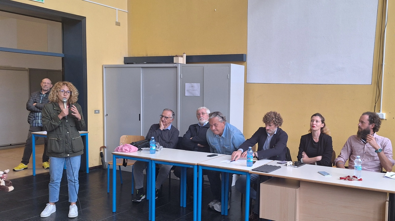 Il tavolo dei relatori che hanno guidato i lavori nella scuola media Il tavolo dei relatori che hanno guidato i lavori nella scuola media