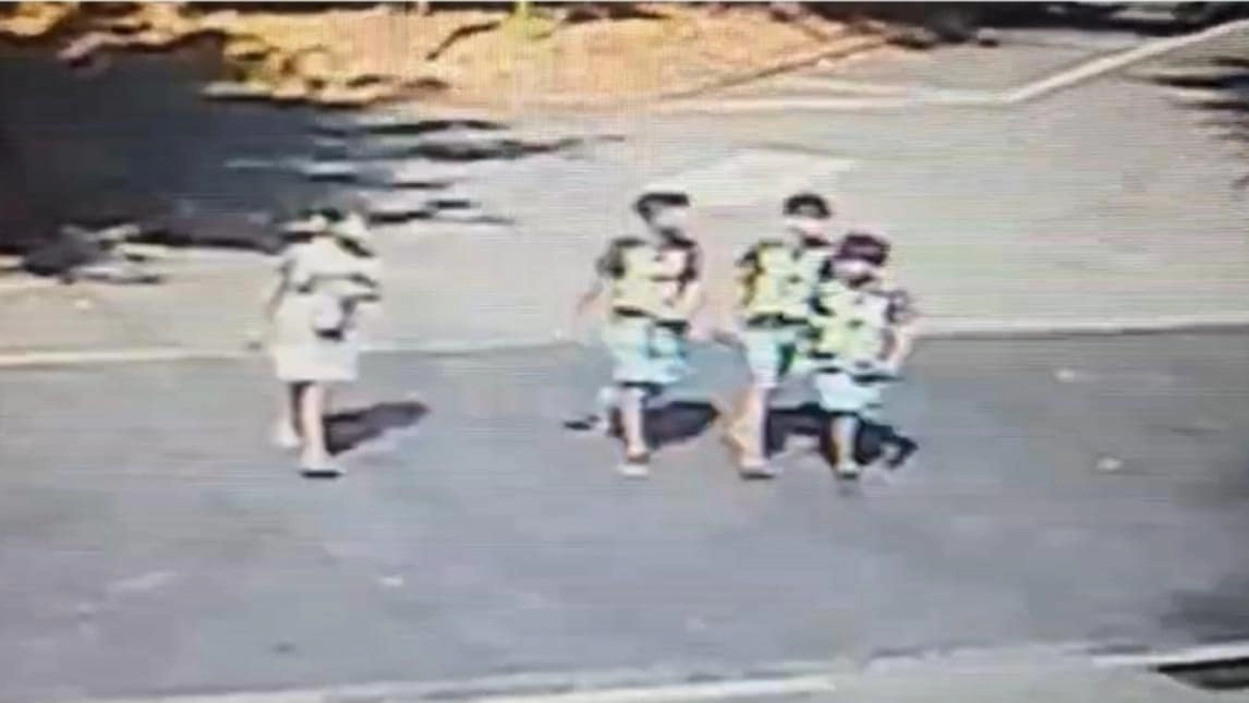 I quattro bambini ripresi dalle telecamere in strada mentre si allontanavano dopo l’investimento mortale in via Saponaro I quattro bambini ripresi dalle telecamere in strada mentre si allontanavano dopo l’investimento mortale in via Saponaro