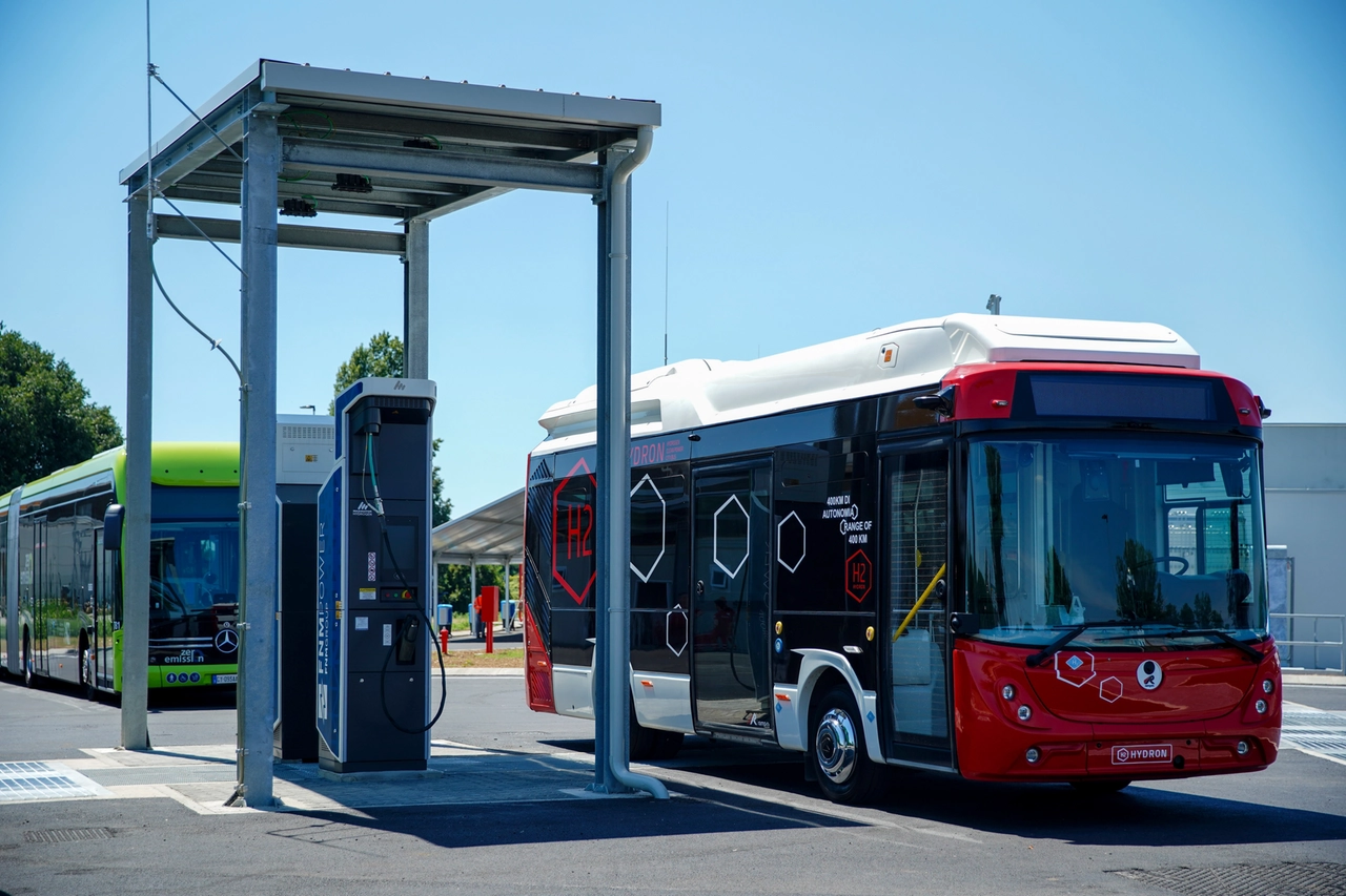 Un bus a idrogeno si rifornisce alla stazione sulla tangenziale est di Milano