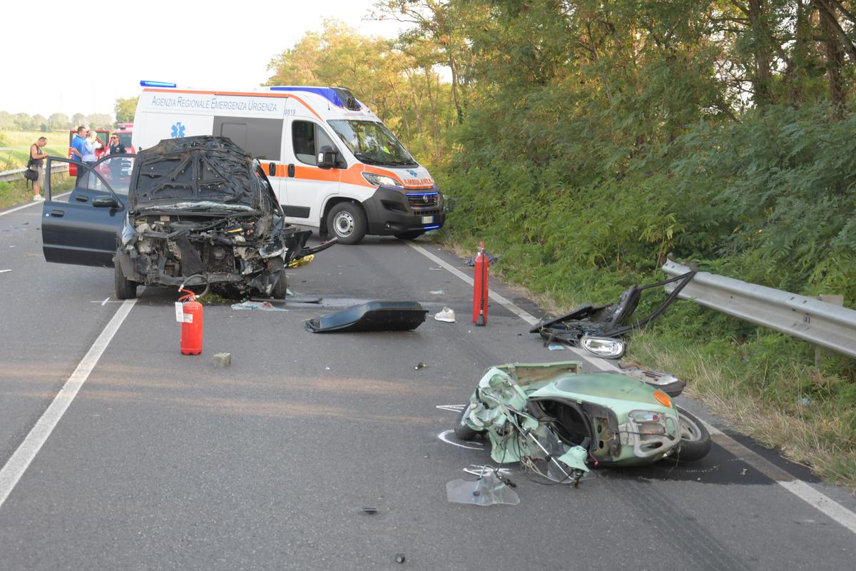 schianto frontale tra auto e scooter tre morti sulla statale dei giovi