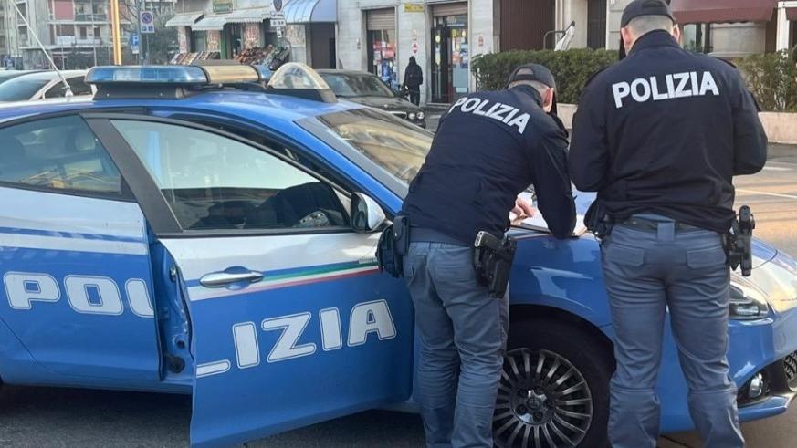 Gallarate, trentenne in bilico sul cavalcavia della Mornera salvato dai poliziotti Gallarate, trentenne in bilico sul cavalcavia della Mornera salvato dai poliziotti