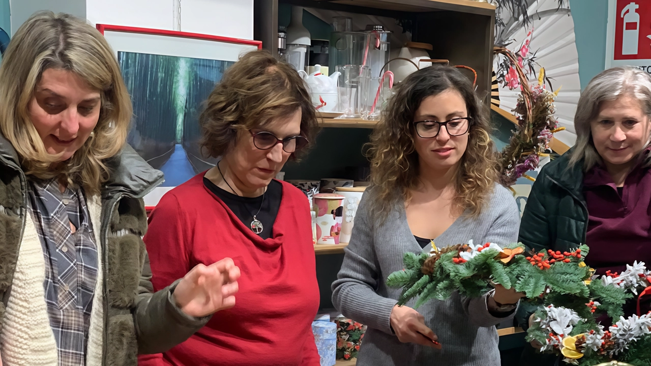 Tra le attività ci sarà un laboratorio per imparare a confezionare una ghirlanda natalizia e il centrotavola per le feste Tra le attività ci sarà un laboratorio per imparare a confezionare una ghirlanda natalizia e il centrotavola per le feste