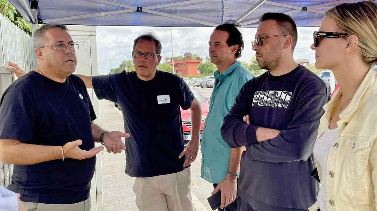 Pieve, il sindaco Pierluigi Costanzo (primo da sinistra) mentre parla con Fabio Orlando (secondo da destra) durante lo sciopero