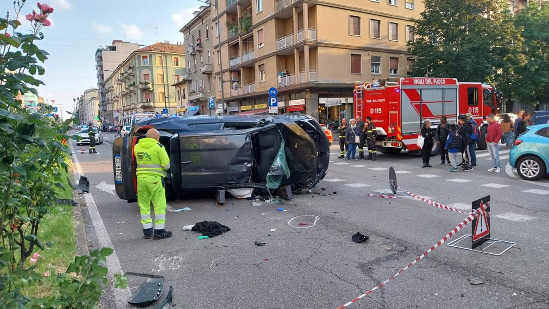 Milano, schianto in viale Monza: un’auto si ribalta all’incrocio, 7 feriti tra cui due bambini di 4 e 9 anni Milano, schianto in viale Monza: un’auto si ribalta all’incrocio, 7 feriti tra cui due bambini di 4 e 9 anni