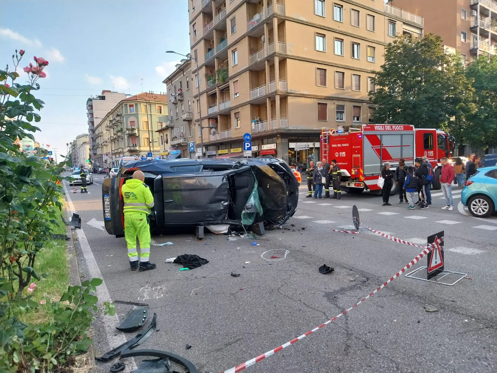 Milano, schianto in viale Monza: un’auto si ribalta all’incrocio, 7 feriti tra cui due bambini di 4 e 9 anni