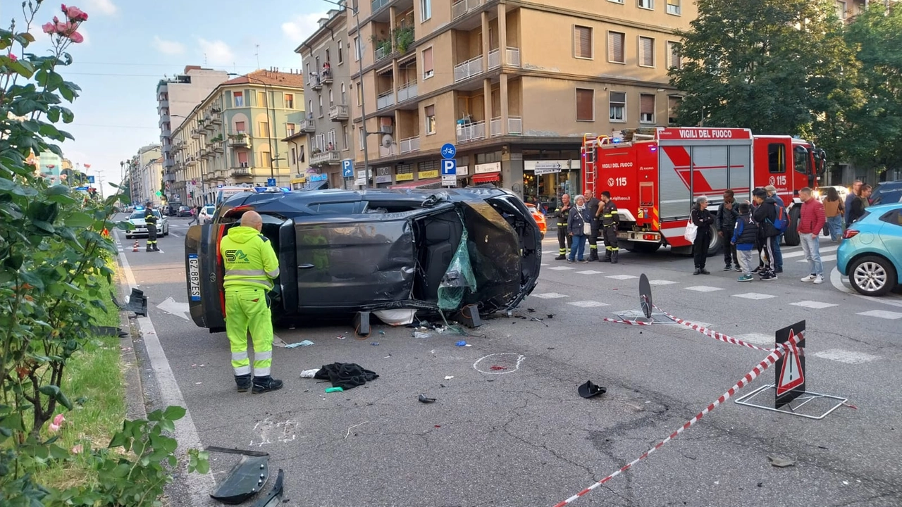 L'auto ribaltata ha mandato in tilt il traffico sulla direttrice centro-periferia