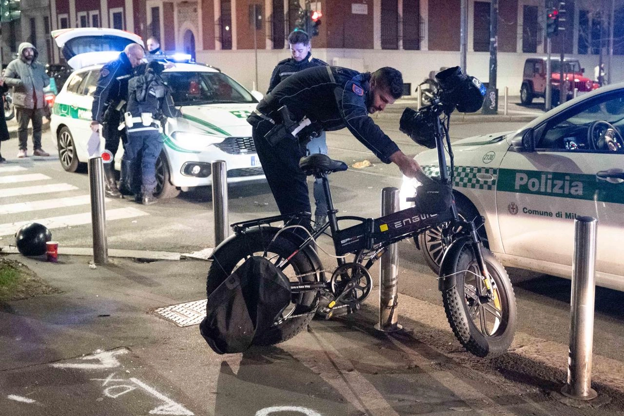 La bicicletta della vittima esaminata dalla polizia locale (Fasani Ansa)