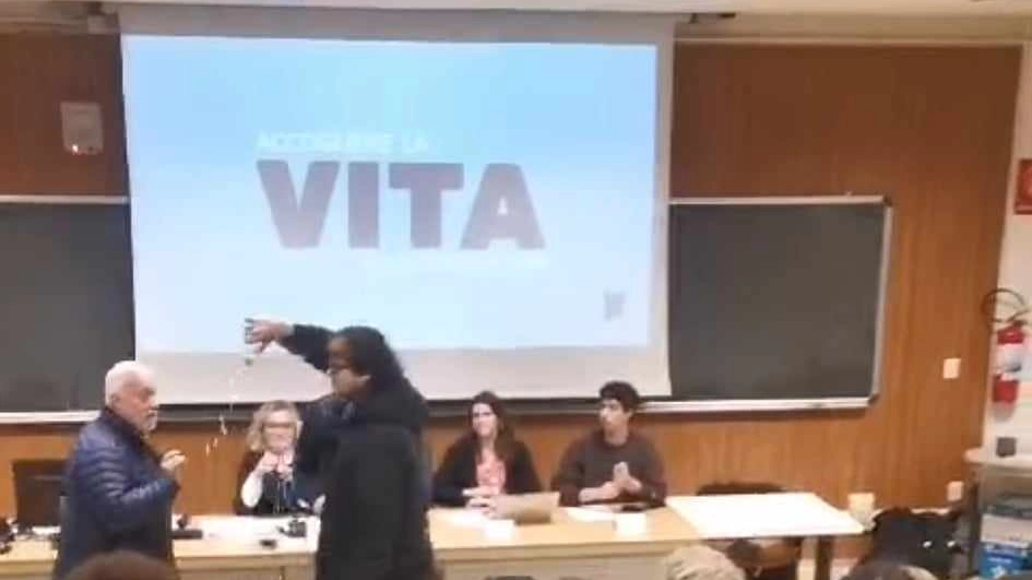 Un momento dell’irruzione in aula Un momento dell’irruzione in aula