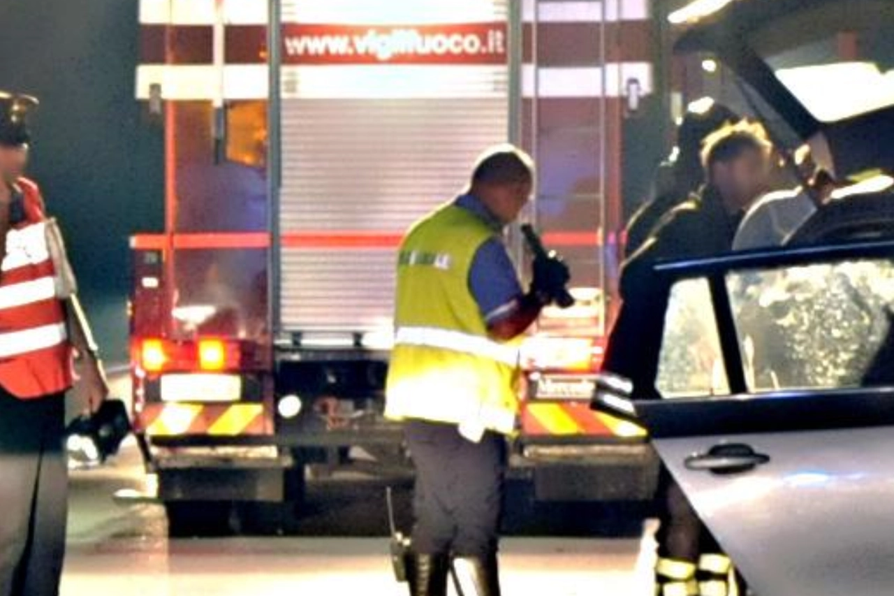 Carabinieri e vigili del fuoco sul luogo dell'incidente a Trezzano