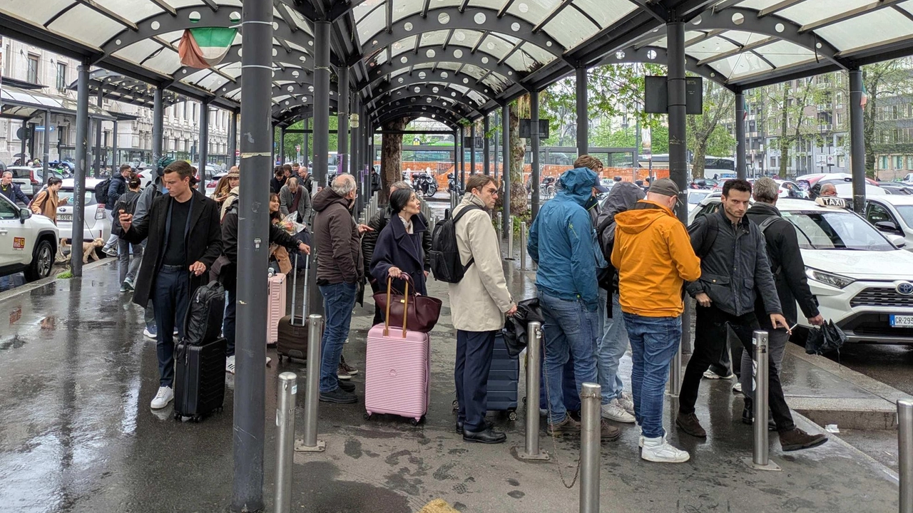 La coda di clienti in attesa ai posteggi di piazza Luigi di Savoia