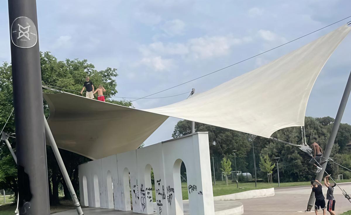cernusco la bravata ragazzi fin sul tendone l8217appello della sindaca non giocate con la vita