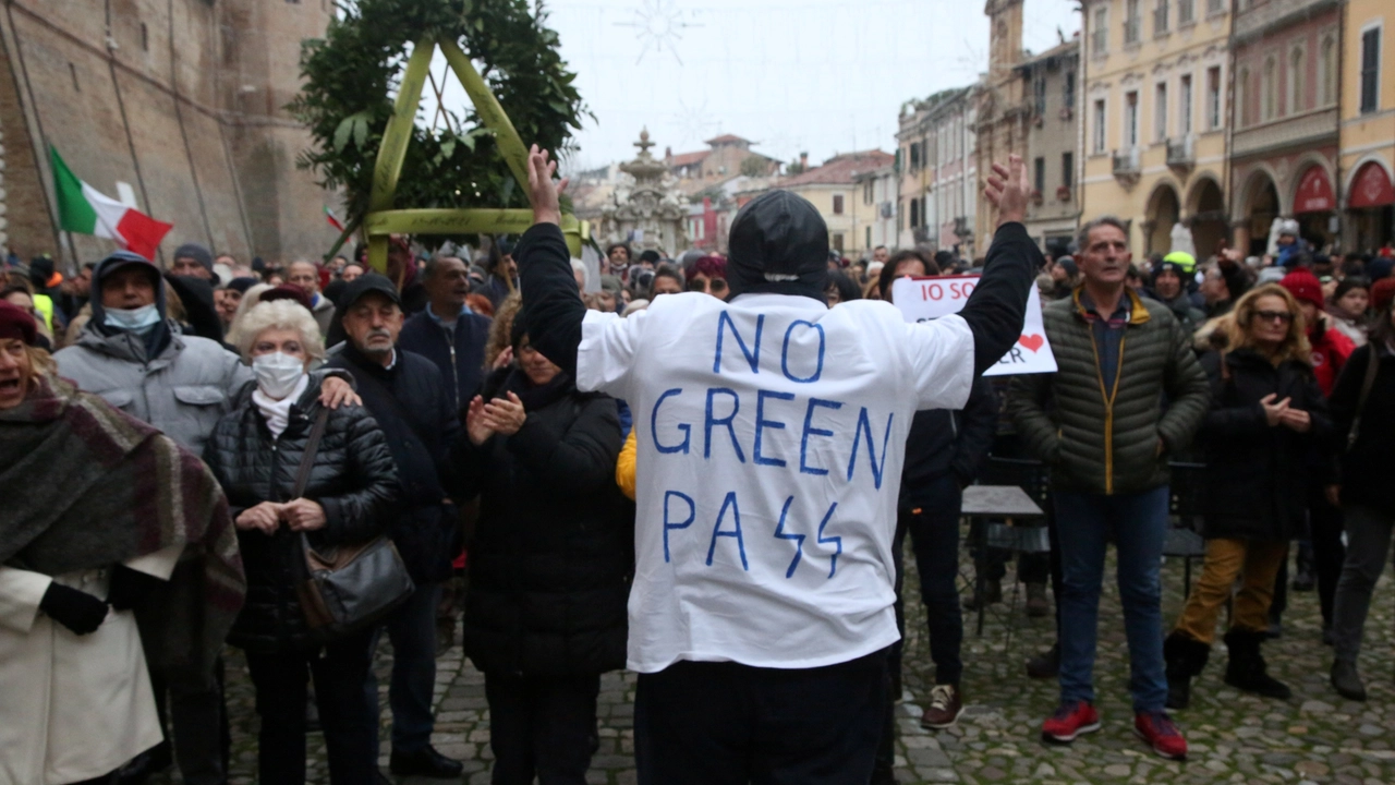 Una manifestazione ai tempi dei no green pass Una manifestazione ai tempi dei no green pass