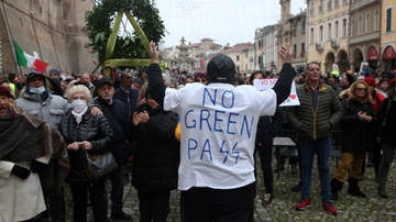 Milano, blitz no vax al Niguarda. All’infermiere disturbatore il Daspo urbano di un anno dopo l’incursione nelle sale d’attesa a ottobre