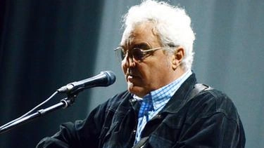 Un concerto antimafia. Sul palco, Massimo Bubola, tra i più importanti cantautori italiani e strettissimo collaboratore di Fabrizio De André....