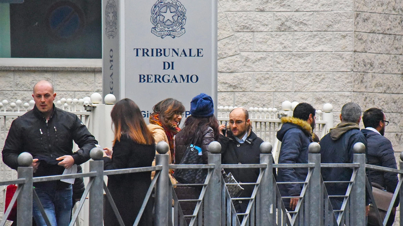 Parti civili nel processo per omicidio colposo la compagna di Jason Federica i due fratelli e il figlio avuto da una precedente relazione Parti civili nel processo per omicidio colposo la compagna di Jason Federica i due fratelli e il figlio avuto da una precedente relazione