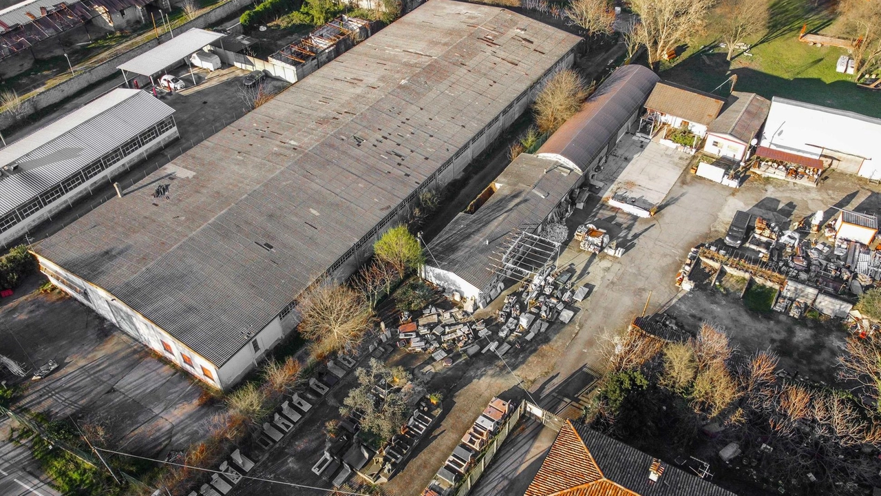 Sopra, a sinistra, il capannone al civico 117/A di via Dionigi. Al suo fianco, al 119/A, la ex sede di una ditta di onoranze funebri