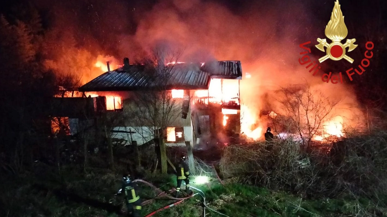 La villetta distrutta dalle fiamme a Vertemate con Minoprio La villetta distrutta dalle fiamme a Vertemate con Minoprio