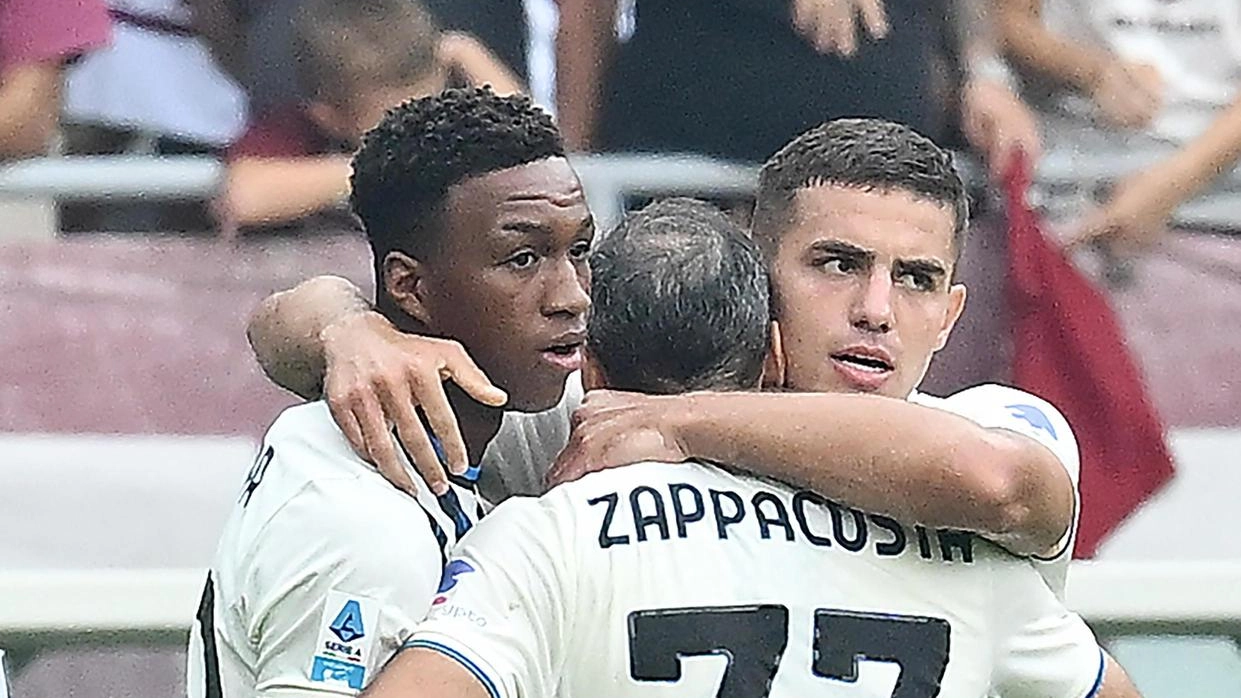 L’attaccante Nikola Krstovic, 25 anni, abbracciato dai compagni di squadra dopo aver segnato la rete del 3-0 per gli ospiti in casa del Torino L’attaccante Nikola Krstovic, 25 anni, abbracciato dai compagni di squadra dopo aver segnato la rete del 3-0 per gli ospiti in casa del Torino