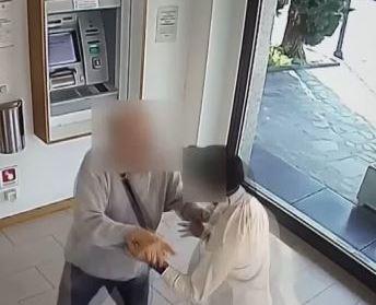 Schiaffeggia e rapina un uomo al bancomat