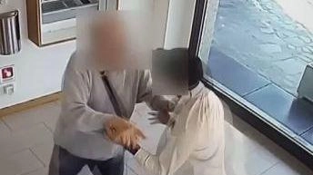 Schiaffeggia e rapina un uomo al bancomat