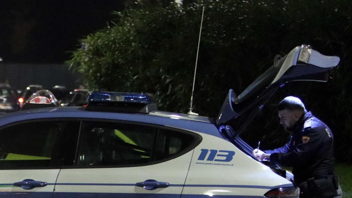 Lite furiosa in strada degenera. Prende a pugni un agente bloccato col Taser e arrestato Lite furiosa in strada degenera. Prende a pugni un agente bloccato col Taser e arrestato