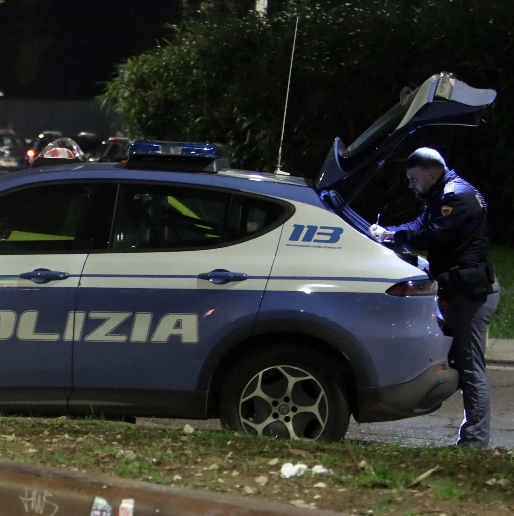 Lite furiosa in strada degenera. Prende a pugni un agente bloccato col Taser e arrestato