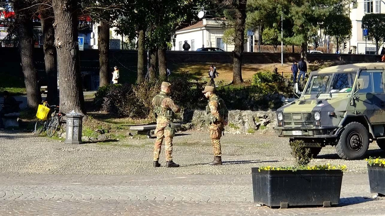 Militari dell’operazione Strade Sicure ai giardinetti della stazione ferroviaria