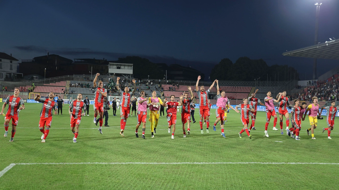 La Cremonese batte 3-2 il Sassuolo e vola solitaria in testa alla serie A