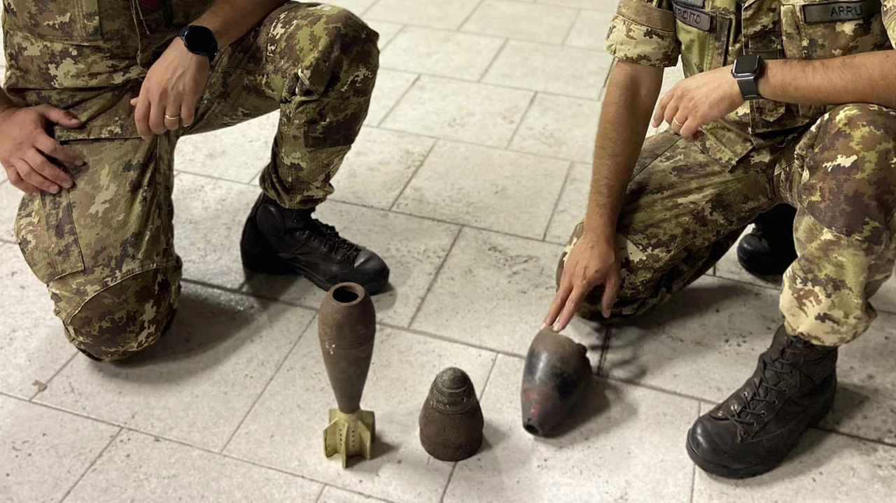 Gli ordigni bellici trovati in casa del 40enne di Rezzato