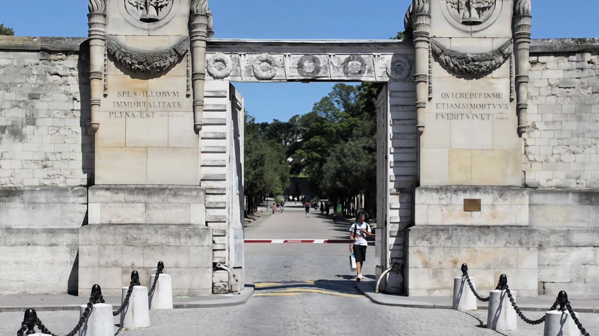 L’avvocata e narratrice Stefania Colombo da tempo è trapiantata a Parigi "L’idea mi è venuta al cimitero Père-Lachaise: ho dovuto fare molte ricerche". L’avvocata e narratrice Stefania Colombo da tempo è trapiantata a Parigi "L’idea mi è venuta al cimitero Père-Lachaise: ho dovuto fare molte ricerche".