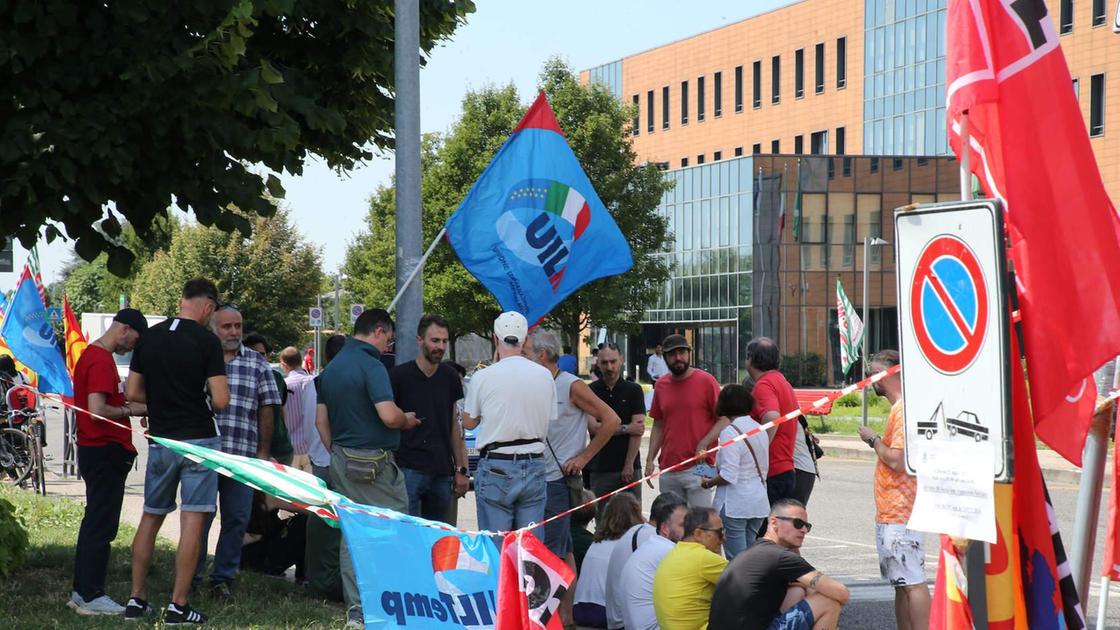 Sciopero contro gli esuberi alla St. Appello dei lavoratori alla prefetta Sciopero contro gli esuberi alla St. Appello dei lavoratori alla prefetta