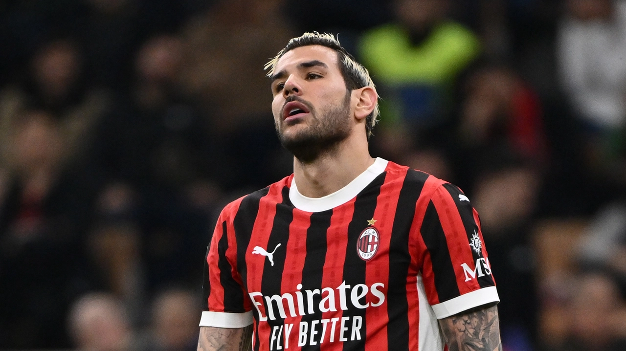 Theo Hernandez dice sì: lascerà il Milan e andrà all'Al-Hilal Theo Hernandez dice sì: lascerà il Milan e andrà all'Al-Hilal