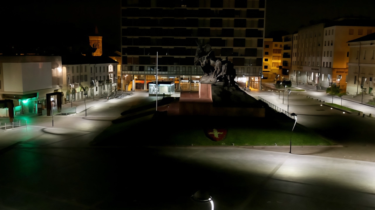 "La città appare meno illuminata perché la normativa in vigore per legge prescrive in questo modo. Ci deve essere una... "La città appare meno illuminata perché la normativa in vigore per legge prescrive in questo modo. Ci deve essere una...