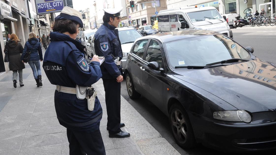 Oggiona Santo Stefano, fiamme davanti alla sede dei vigili: ritorsione per una multa