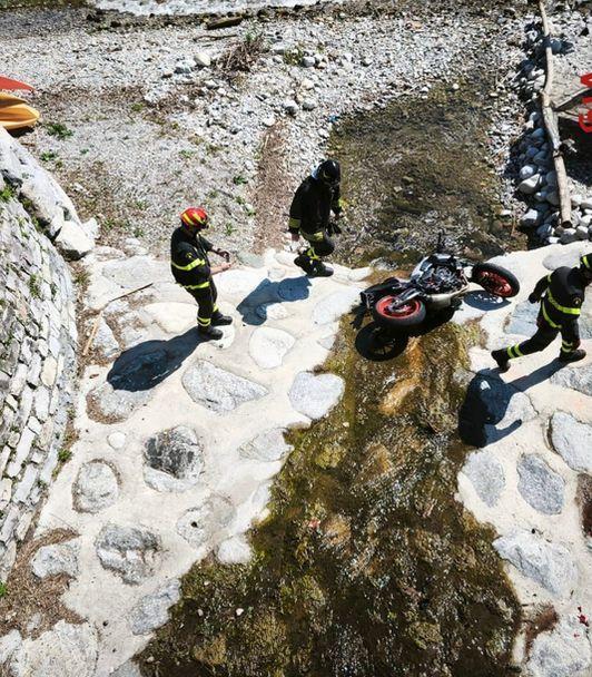 Cade, abbandona la moto e si salva . La due ruote finisce sulla spiaggia Cade, abbandona la moto e si salva . La due ruote finisce sulla spiaggia