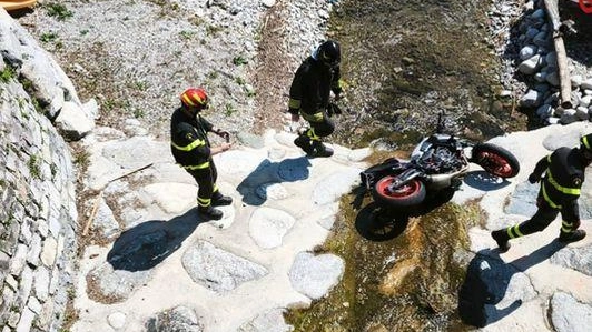 Cade, abbandona la moto e si salva . La due ruote finisce sulla spiaggia
