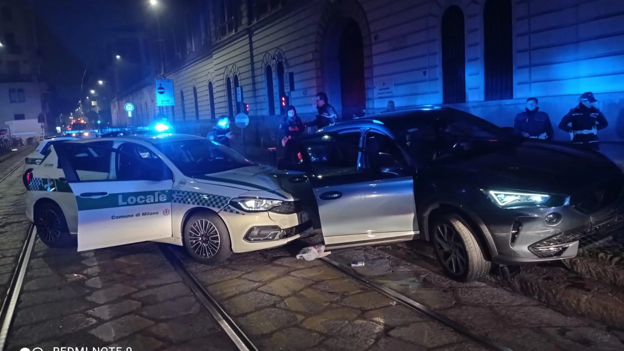 I due veicoli si sono scontrati all'altezza di via Lamarmora, dove si è concluso l'inseguimento I due veicoli si sono scontrati all'altezza di via Lamarmora, dove si è concluso l'inseguimento