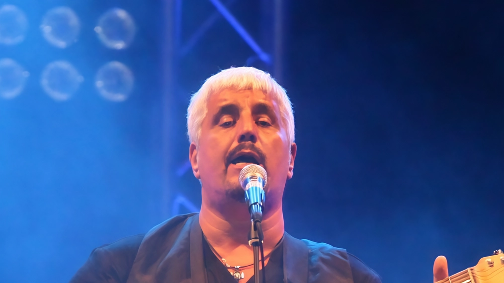 Se “Napule è mille culure” la musica dei vicoli è una smisurata tavolozza cromatica in cui Marco Spagnoli e... Se “Napule è mille culure” la musica dei vicoli è una smisurata tavolozza cromatica in cui Marco Spagnoli e...