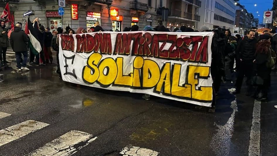 Lo striscione dei centri sociali