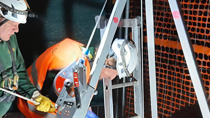 I lavori sul collettore fognario di viale Campania a Monza hanno permesso la riapertura notturna della strada, con interventi urgenti per la sicurezza della struttura. Il consolidamento della tubazione è in corso per evitare cedimenti futuri. I lavori sul collettore fognario di viale Campania a Monza hanno permesso la riapertura notturna della strada, con interventi urgenti per la sicurezza della struttura. Il consolidamento della tubazione è in corso per evitare cedimenti futuri.