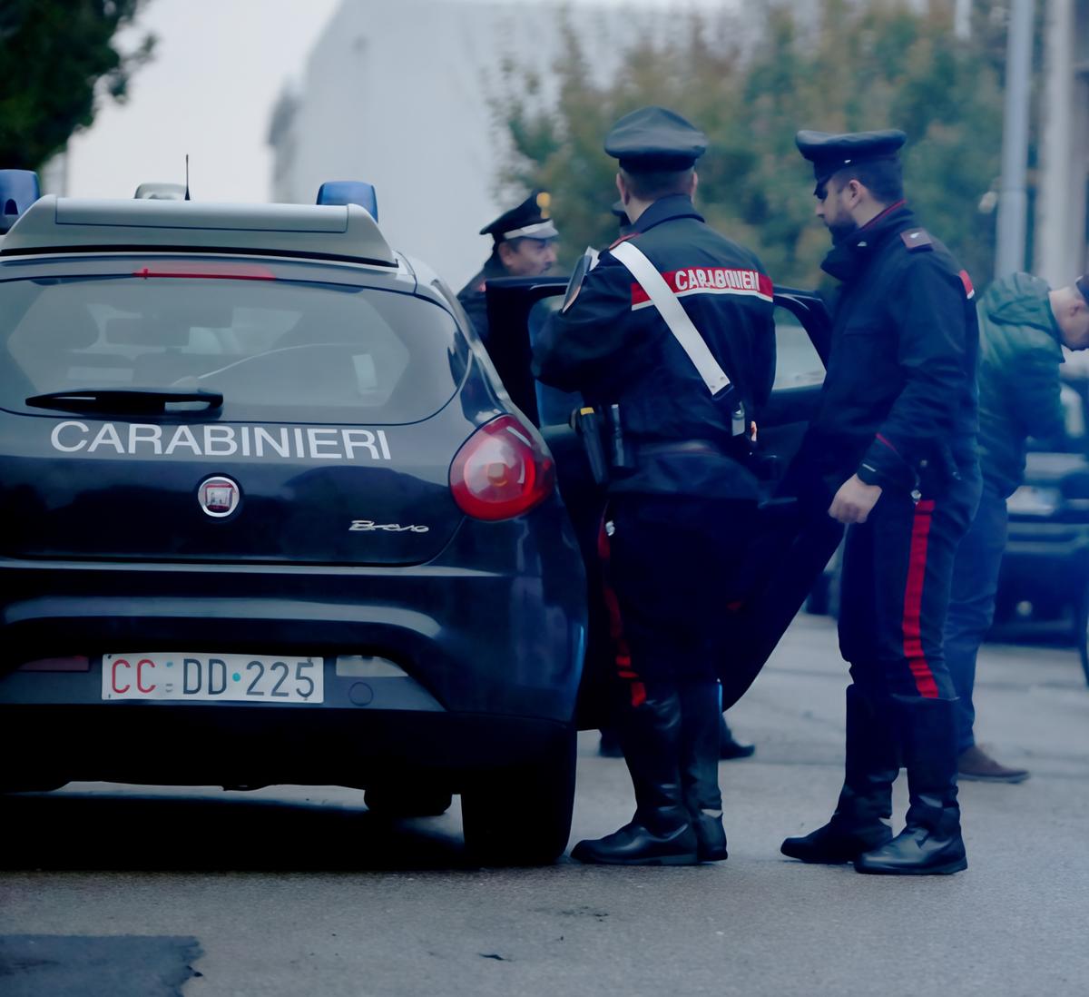 Voghera, fugge dai carabinieri e lancia la droga dal finestrino dell’auto: arrestato 47enne
