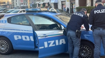 Sviene per terra, completamente ubriaco. Arriva la polizia e gli trova due coltelli nello zaino: 38enne nei guai