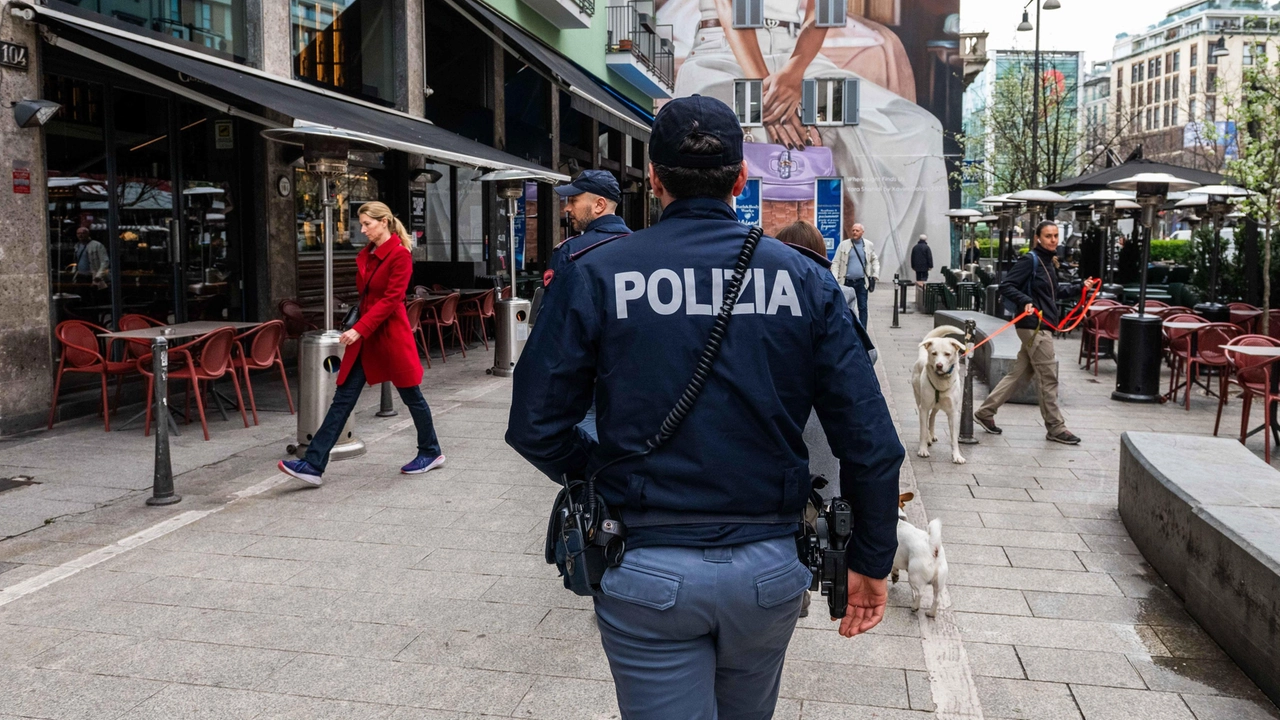 Colpito il dipendente cinese di una società di import-export del Varesotto . Il raid di due aggressori, poi fuggiti. Lui si è rifugiato in un locale in zona. In mano il sacchetto con gli avanzi della cena consumata in un ristorante.