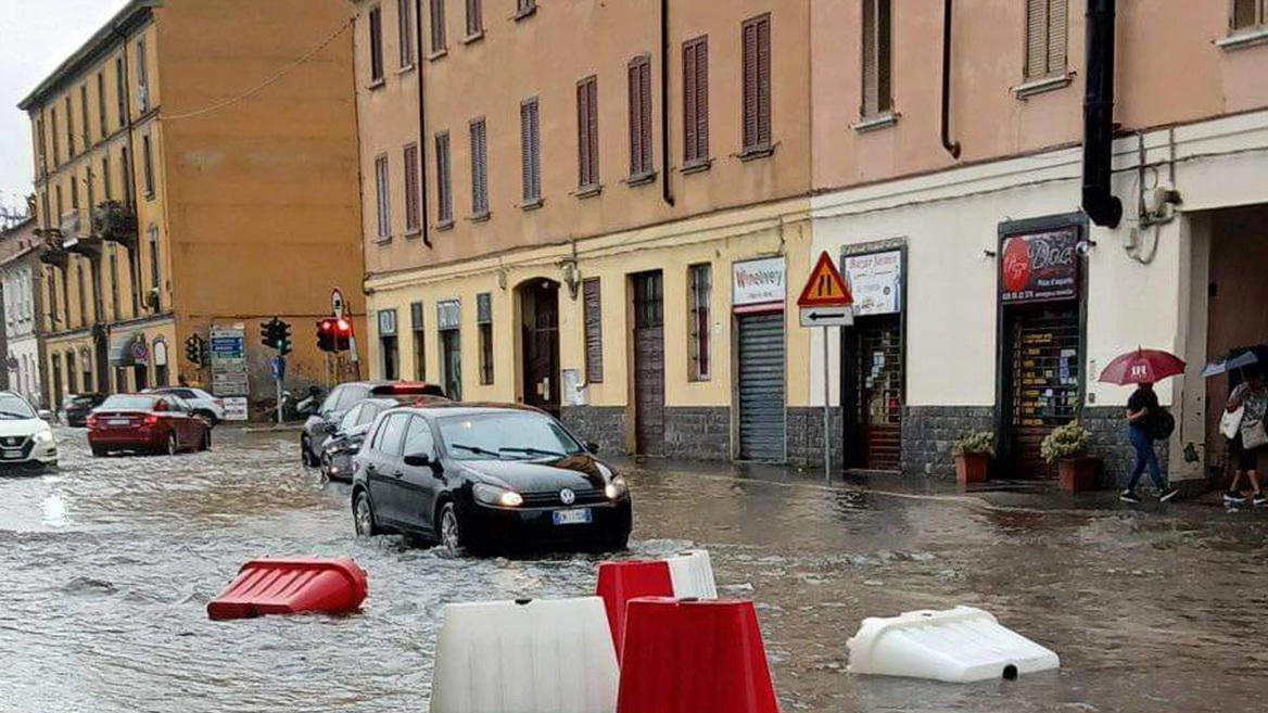Allagata la zona tra viale Campania e via Borgazzi Sott’acqua anche via Philips dove il traffico è stato consentito a senso unico alternato Allagata la zona tra viale Campania e via Borgazzi Sott’acqua anche via Philips dove il traffico è stato consentito a senso unico alternato