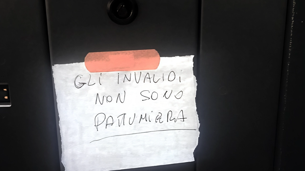 Lecco, l’isola ecologica è stata posizionata in via Pietro Nava vicino al lungolago. Sui raccoglitori è comparso il biglietto: "Gli invalidi non sono spazzatura". Lecco, l’isola ecologica è stata posizionata in via Pietro Nava vicino al lungolago. Sui raccoglitori è comparso il biglietto: "Gli invalidi non sono spazzatura".
