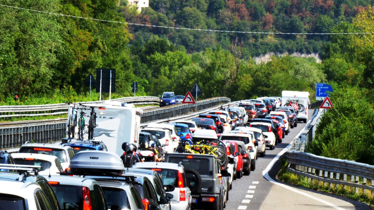Una lunga coda sulla superstrada 36 Una lunga coda sulla superstrada 36